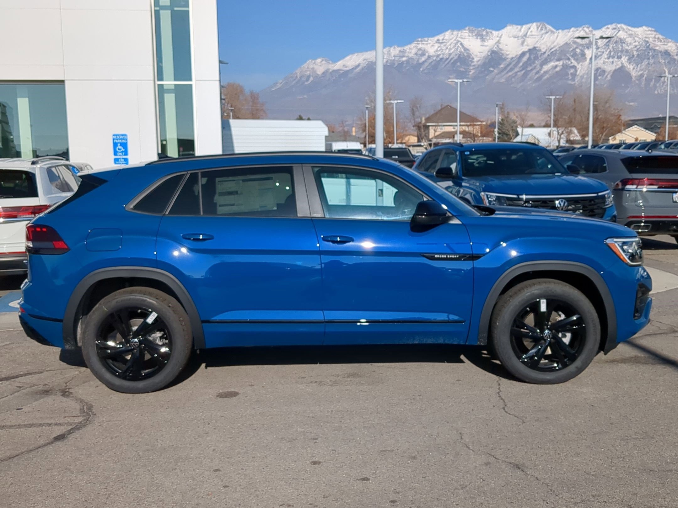 2025 Volkswagen Atlas Cross Sport SEL R-Line photo 2