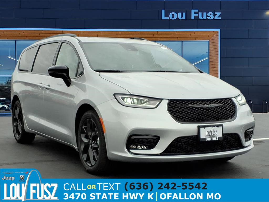 2026 Chrysler Pacifica Limited's photo