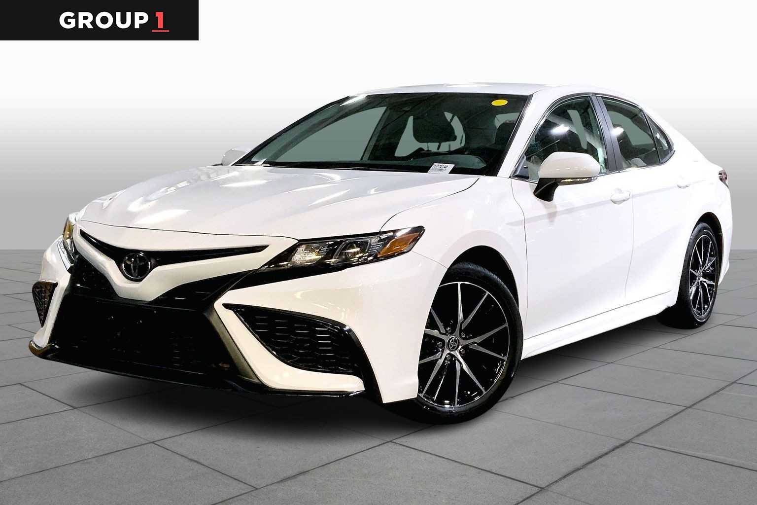 2023 Toyota Camry SE's photo