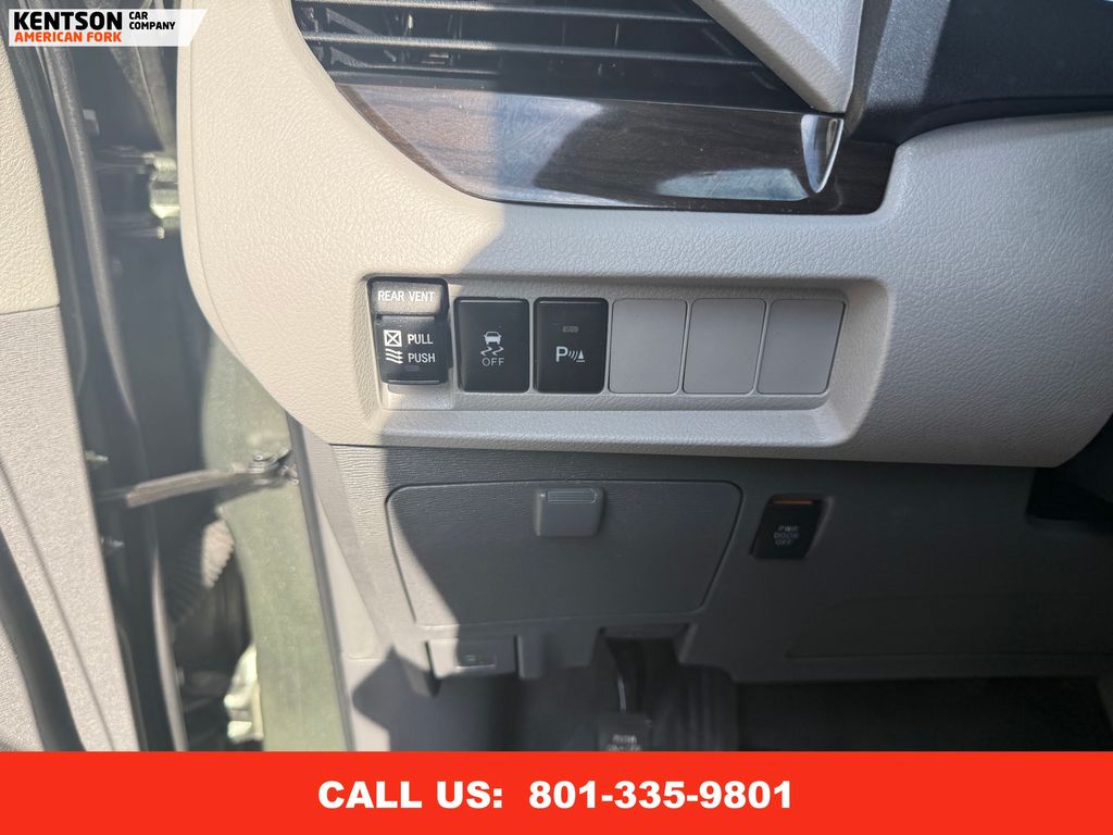 2019 Toyota Sienna XLE photo 20