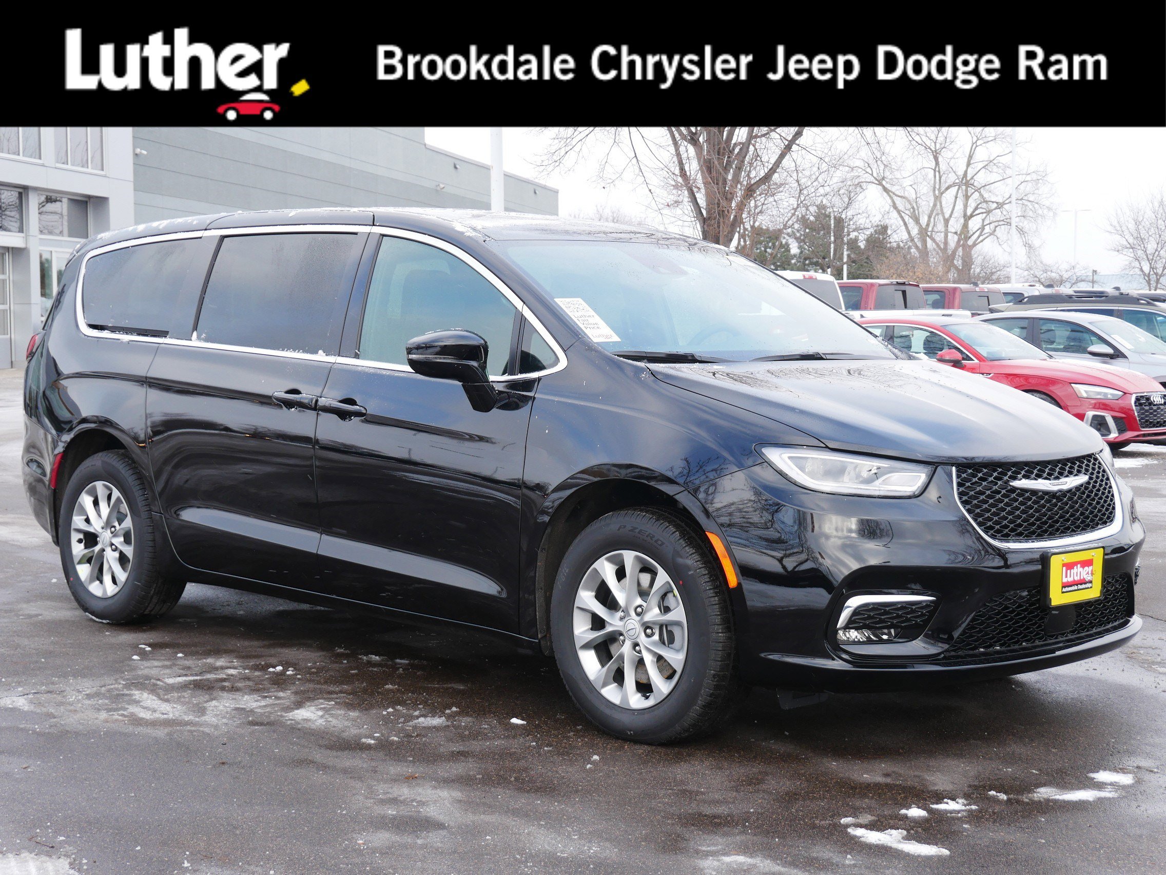 2026 Chrysler Pacifica Select's photo