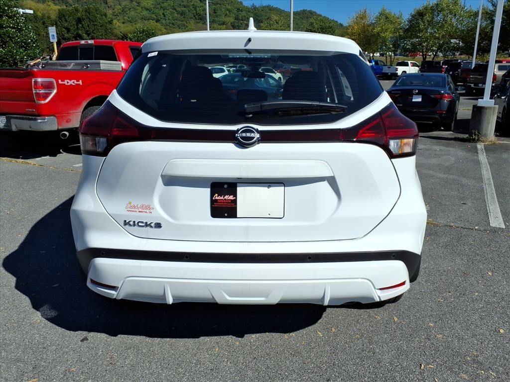 2025 Nissan Kicks Play S photo 2