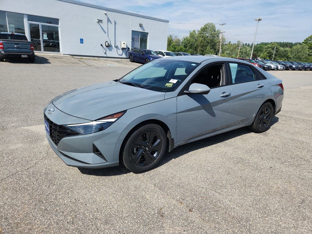 2022 Hyundai Elantra SEL photo 2