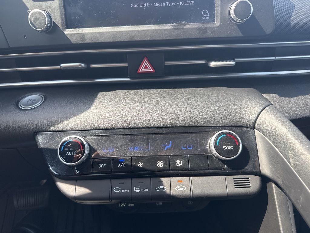 2023 Hyundai Elantra SEL photo 16
