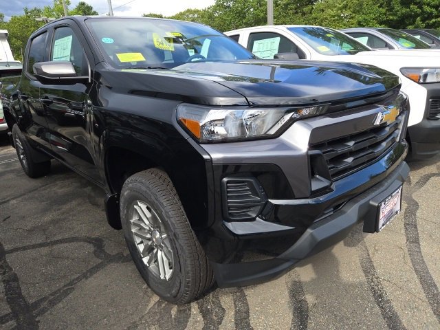 2025 Chevrolet Colorado Work Truck LT photo 2