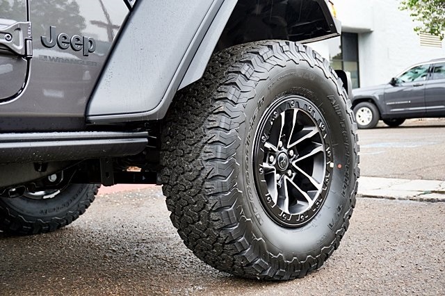 New 2025 Black Clear-Coat Exterior Paint Jeep Rubicon image 9