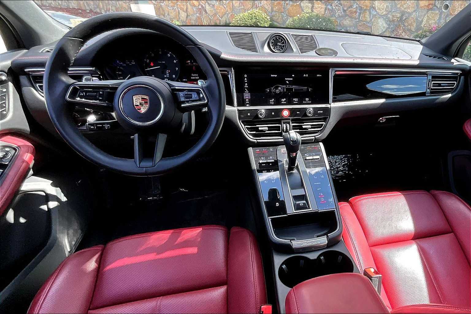 2024 Porsche Macan T photo 14