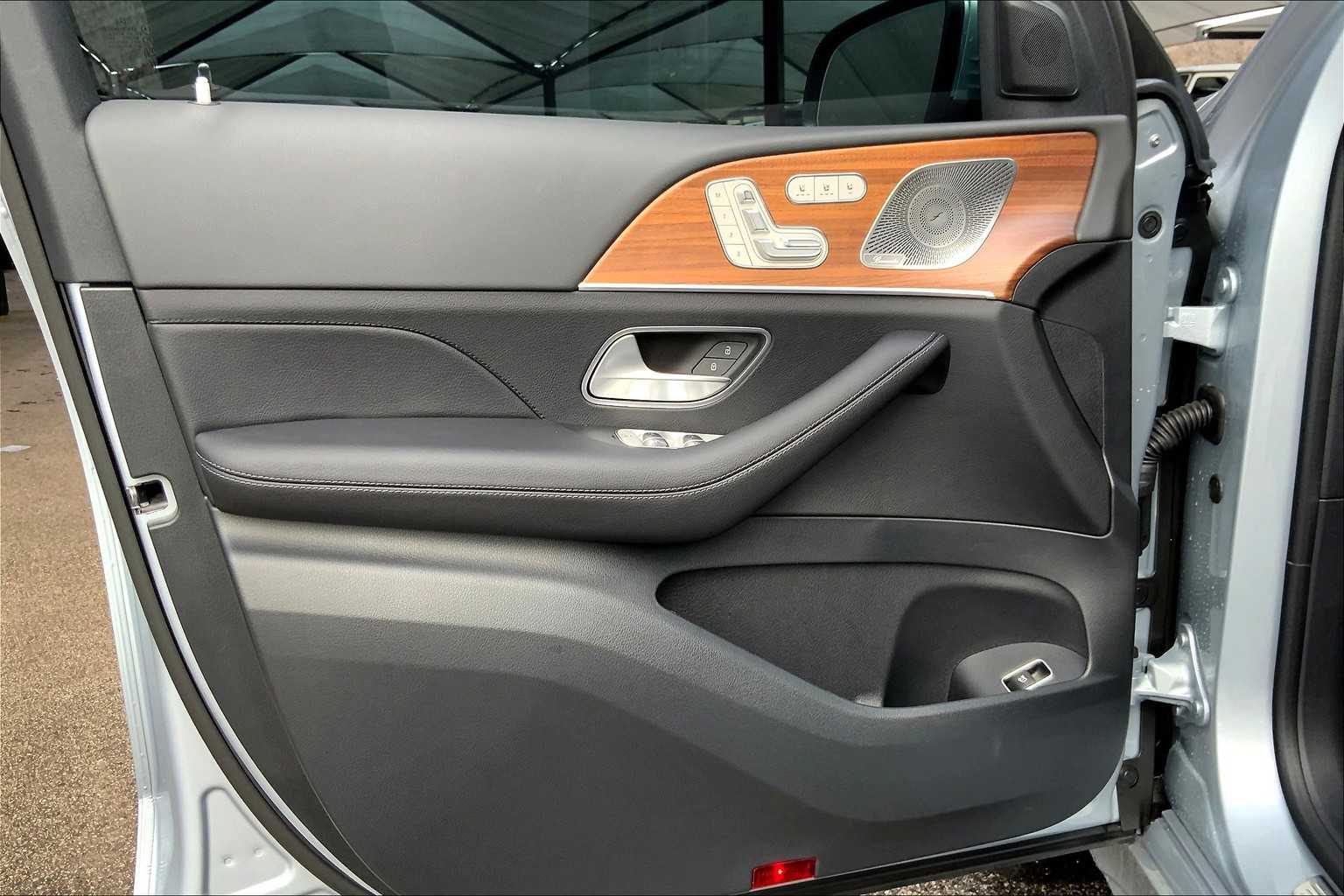 2025 Mercedes Benz GLS 450 4MATIC photo 12