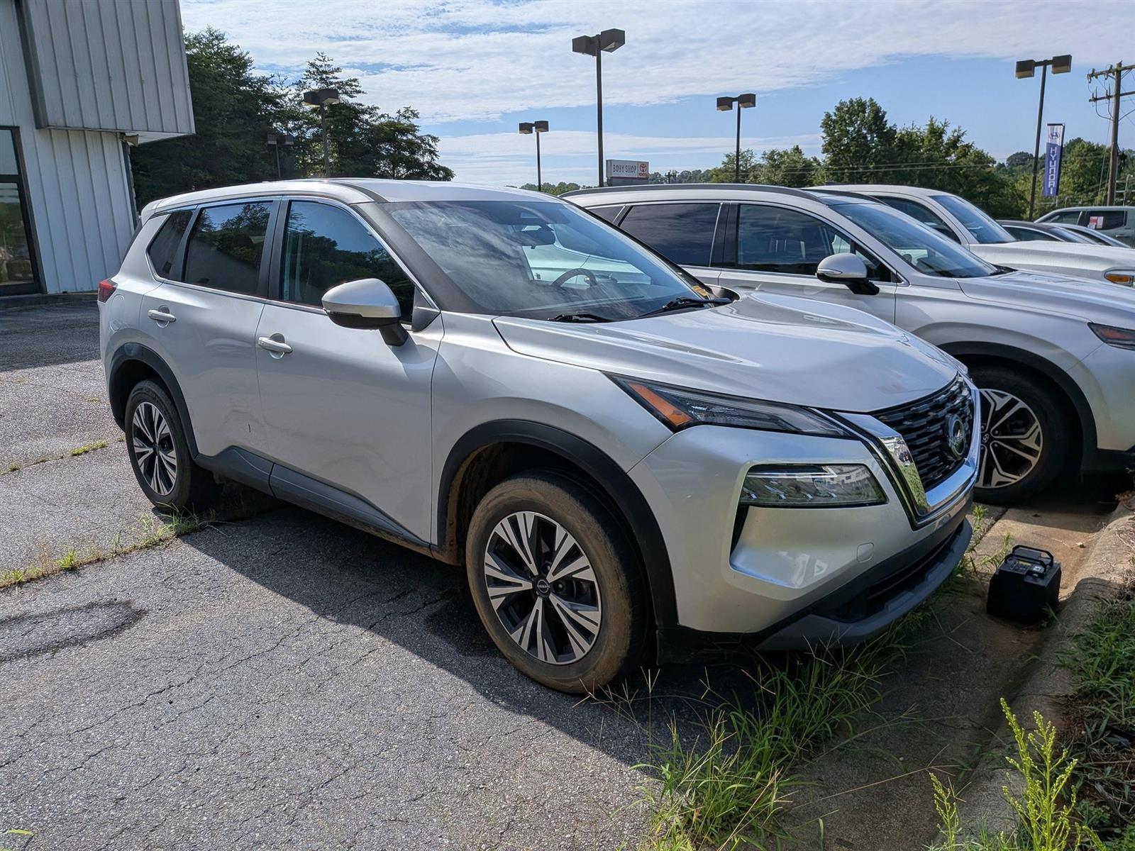 2022 Nissan Rogue SV photo 2