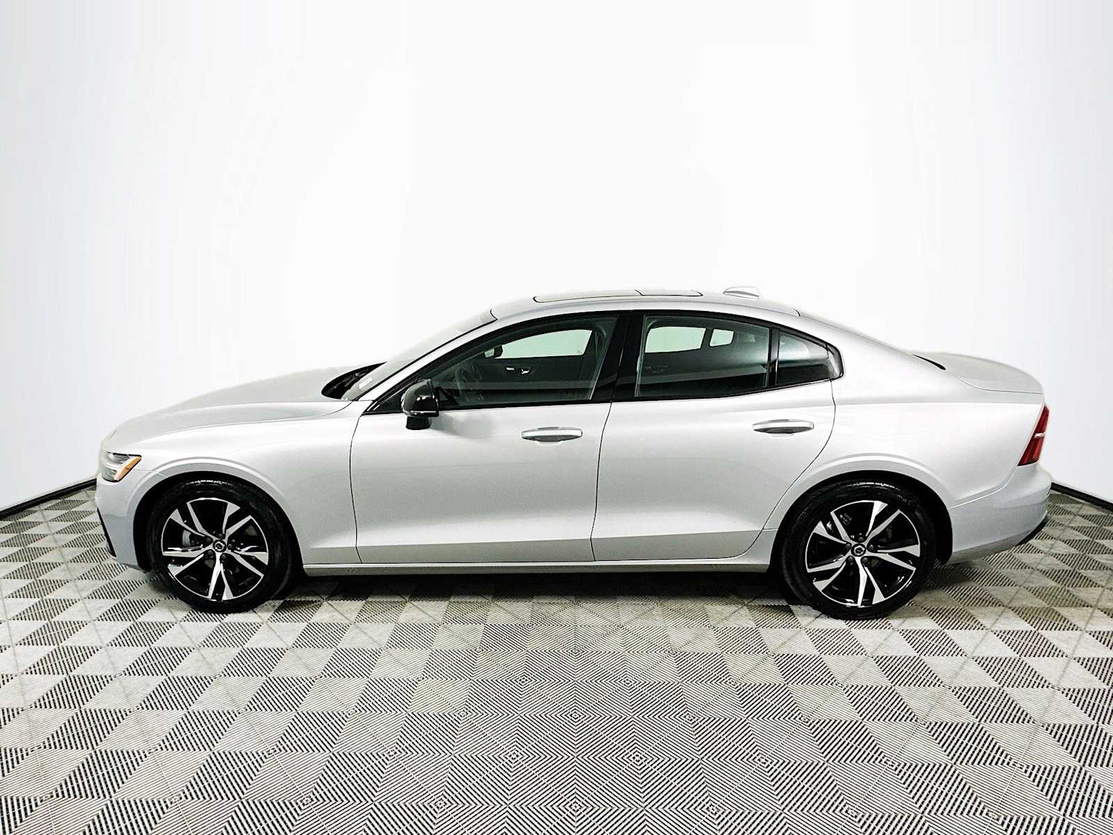 2025 Volvo S60 B5 Core photo 4