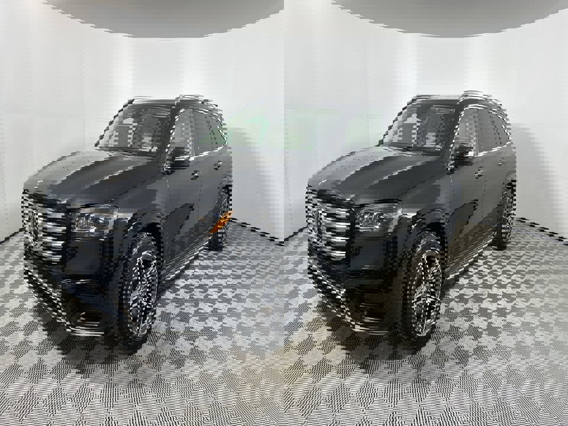 2025 Mercedes Benz GLS 450 photo 4