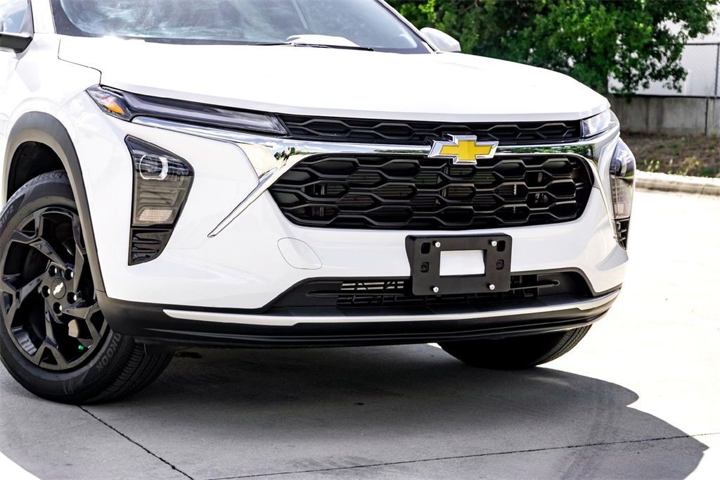 2025 Chevrolet Trax LT photo 3