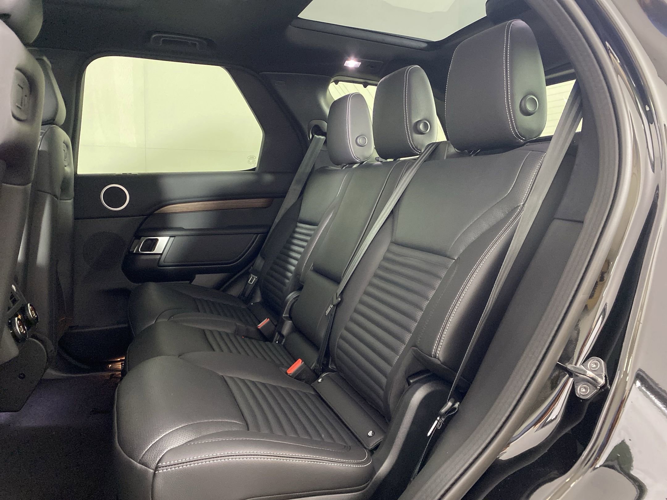 2025 Land Rover Discovery S photo 10