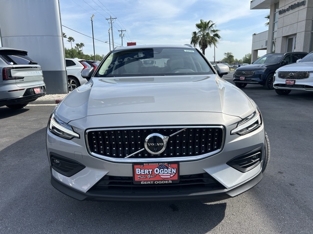 2025 Volvo V60 Cross Country B5 AWD Plus photo 2