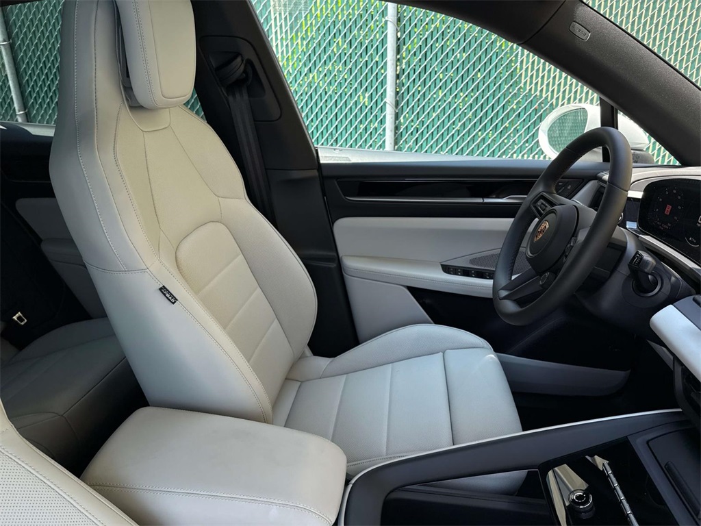 2025 Porsche Macan Electric photo 13