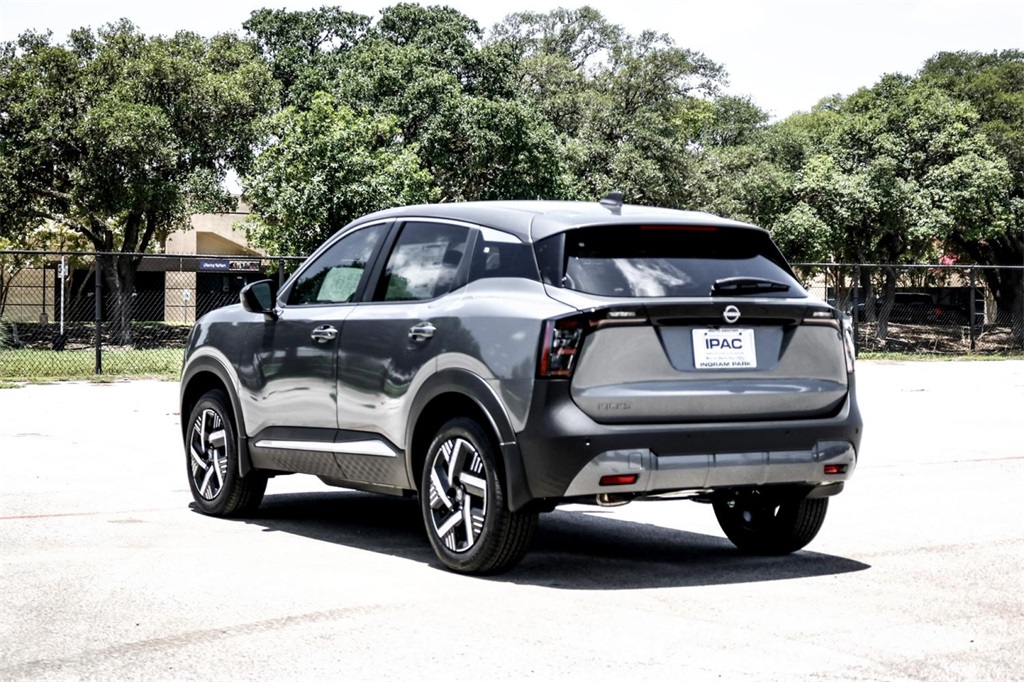 2025 Nissan Kicks SV photo 4