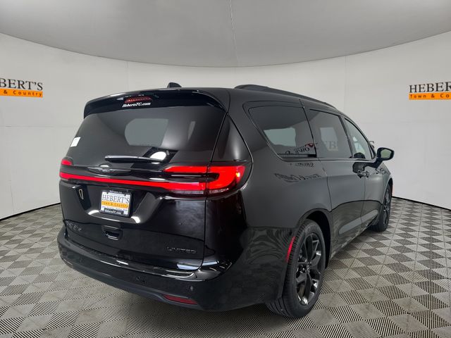 2025 Chrysler Pacifica Limited photo 3