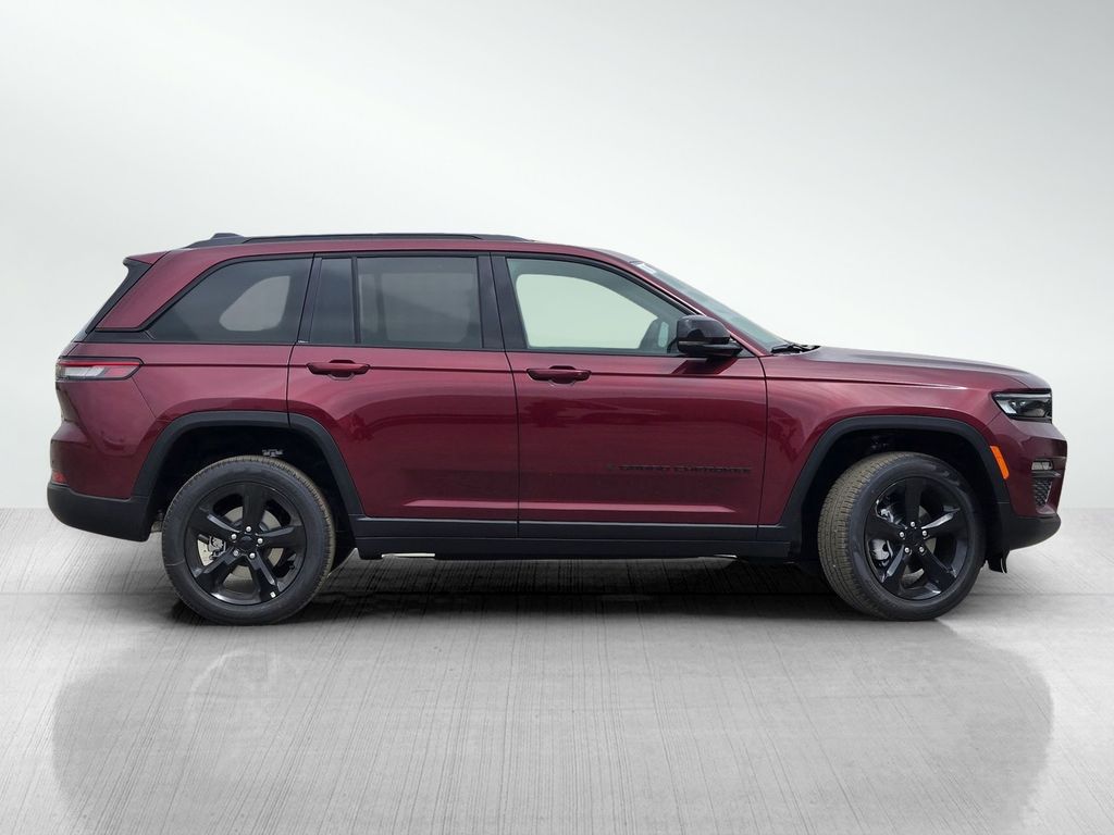 2025 Jeep Grand Cherokee Limited photo 3