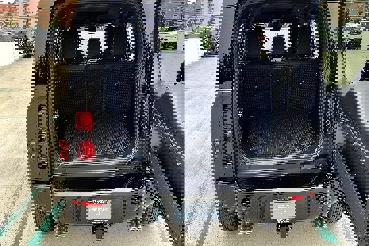 2025 Land Rover Defender 110 X-Dynamic SE photo 9