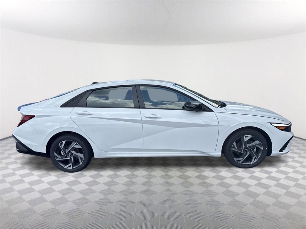 2025 Hyundai Elantra SEL Sport photo 4