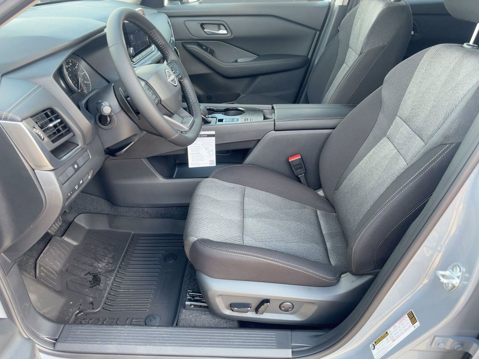 2026 Nissan Rogue SV photo 4