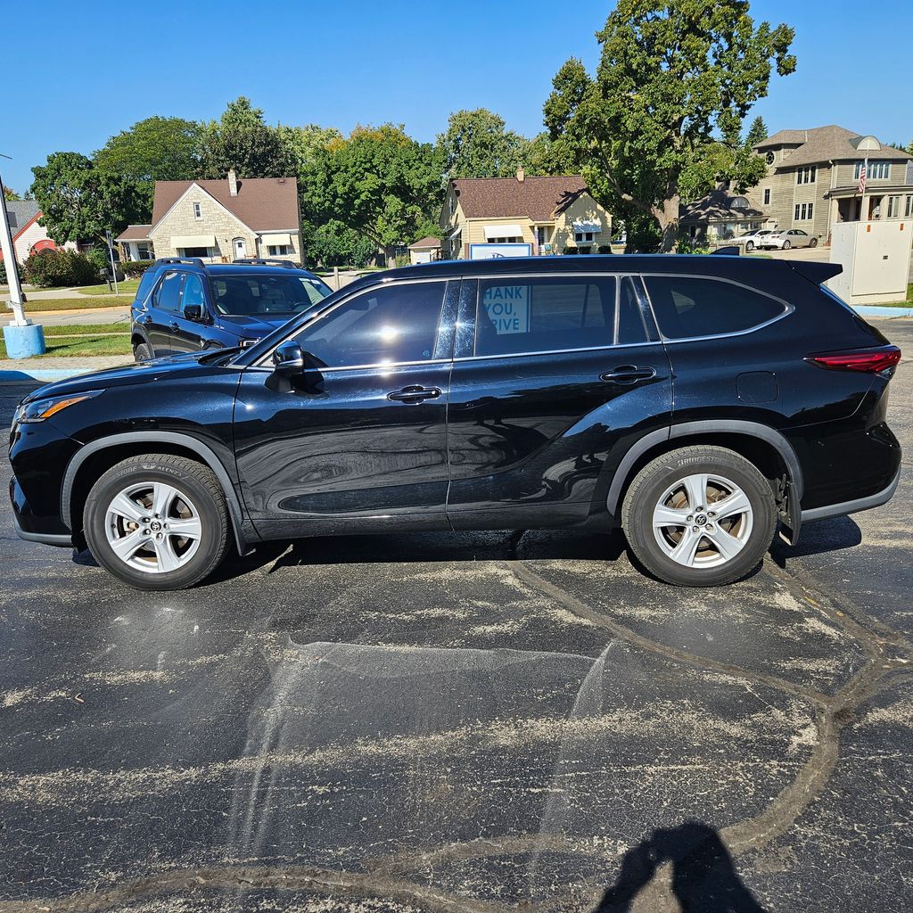 2020 Toyota Highlander LE photo 2