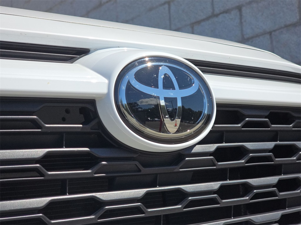 2024 Toyota RAV4 XLE photo 33