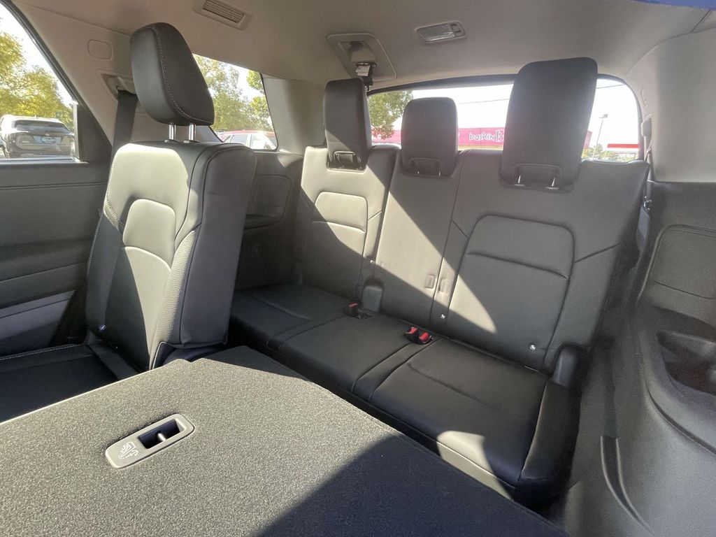 2025 Nissan Pathfinder SL photo 7
