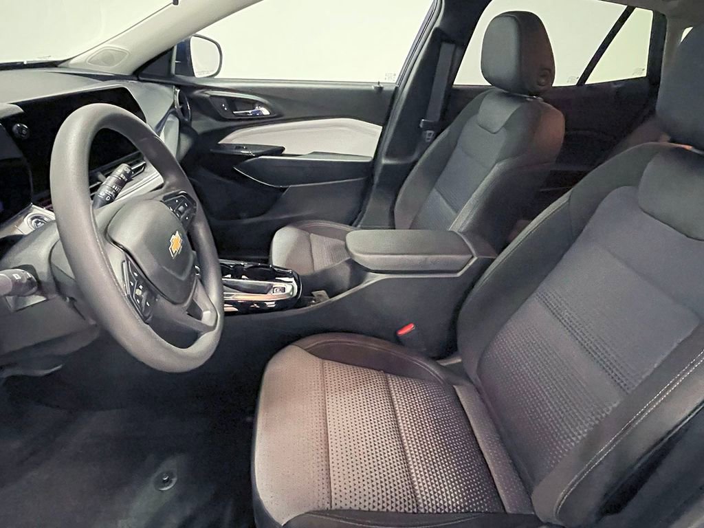 2024 Chevrolet Trax LT photo 2