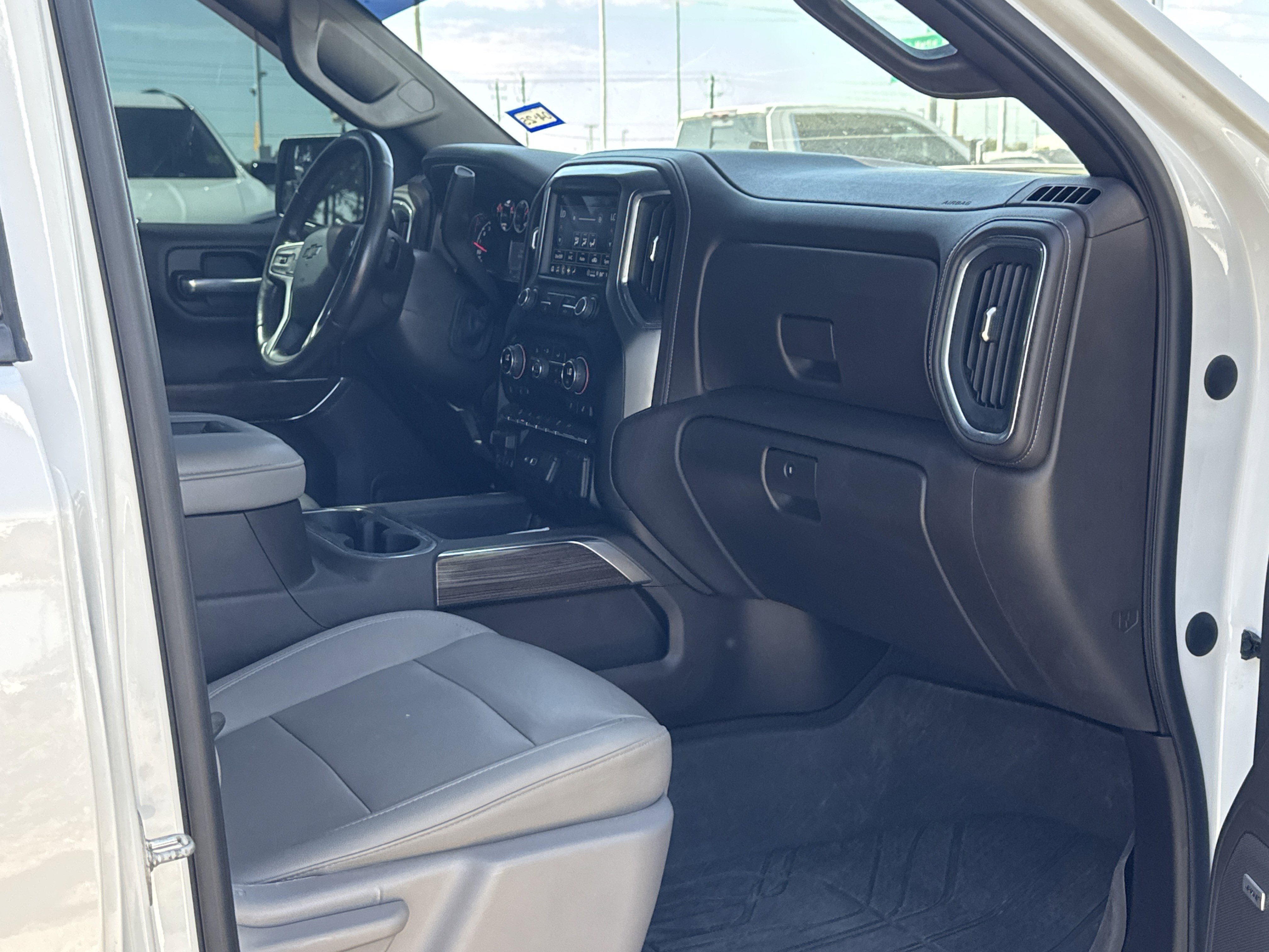 2021 Chevrolet Silverado RST photo 2