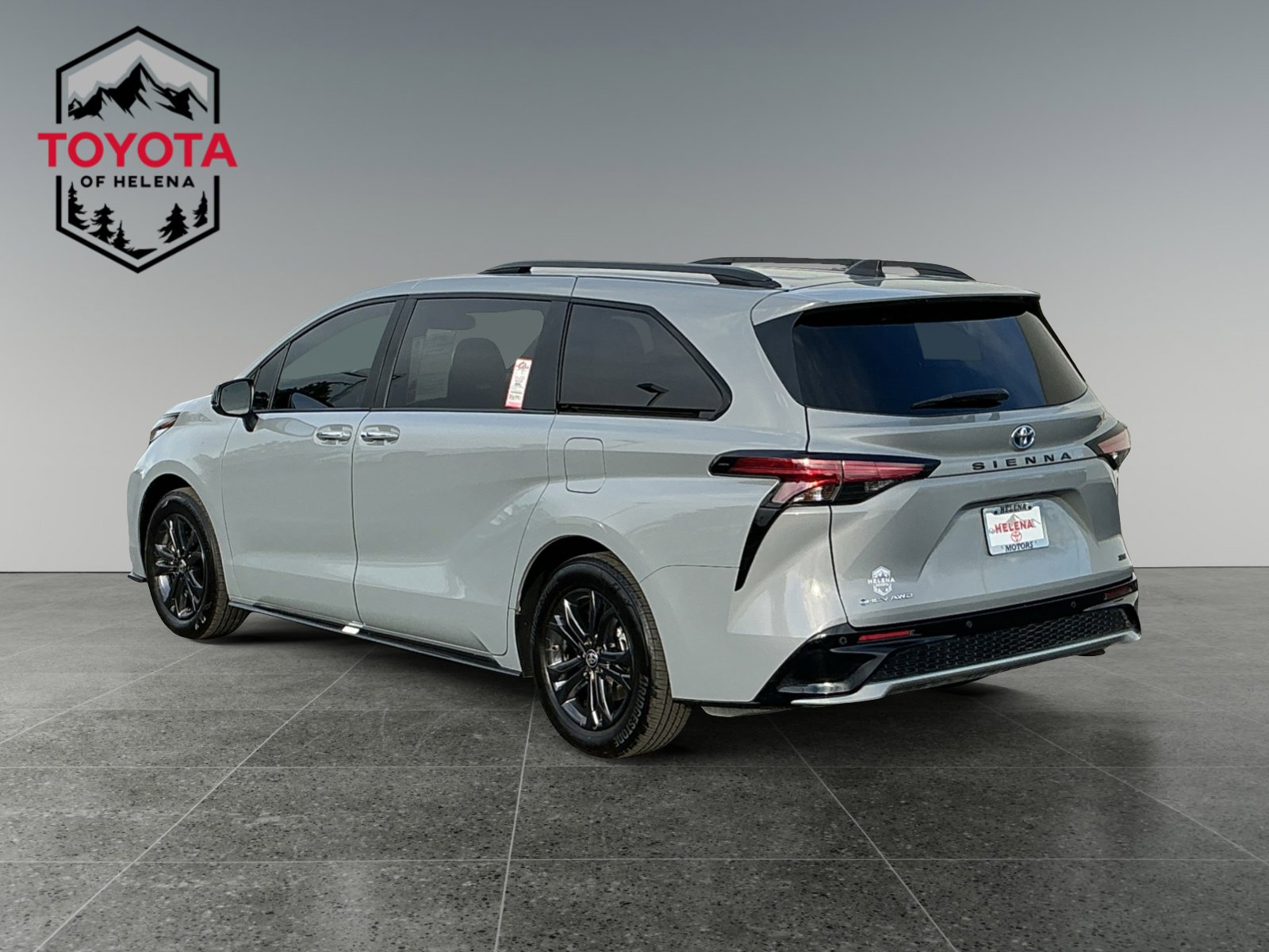 2025 Toyota Sienna LE photo 3