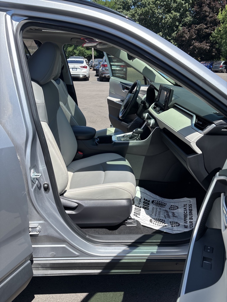 2022 Toyota RAV4 Hybrid XLE Premium photo 9