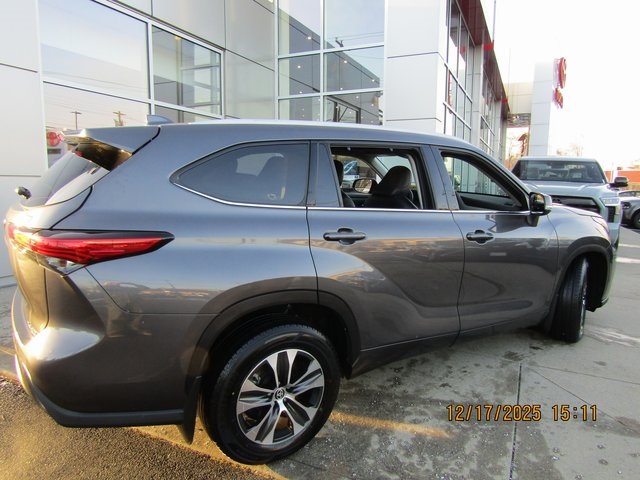 Image of Pre-Owned 2022 Toyota Highlander XLE 4D Sport Utility AWD