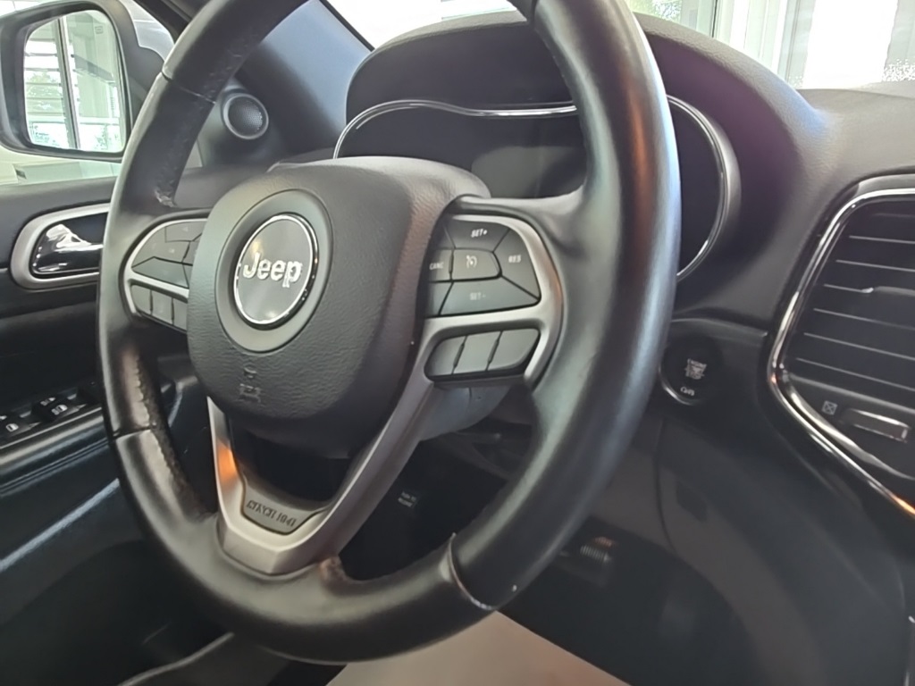 2019 Jeep Grand Cherokee Laredo E photo 23