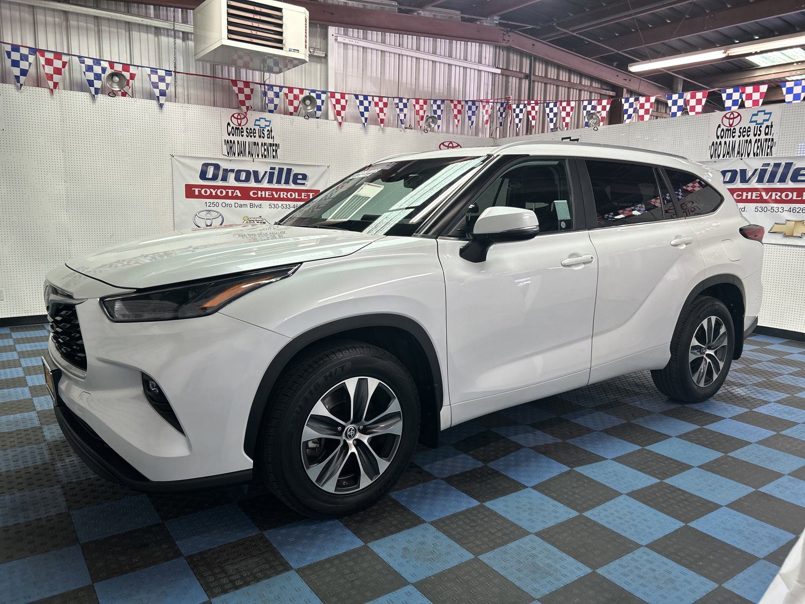2023 Toyota Highlander XLE photo 2