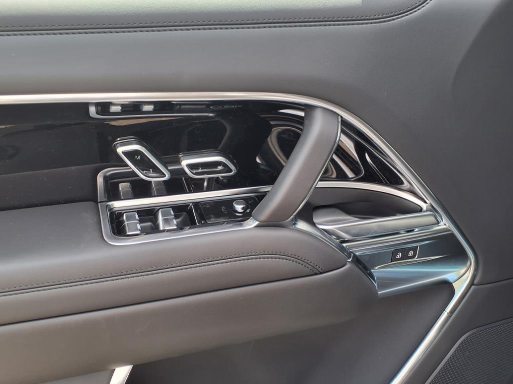 2025 Land Rover Range Rover SE photo 8