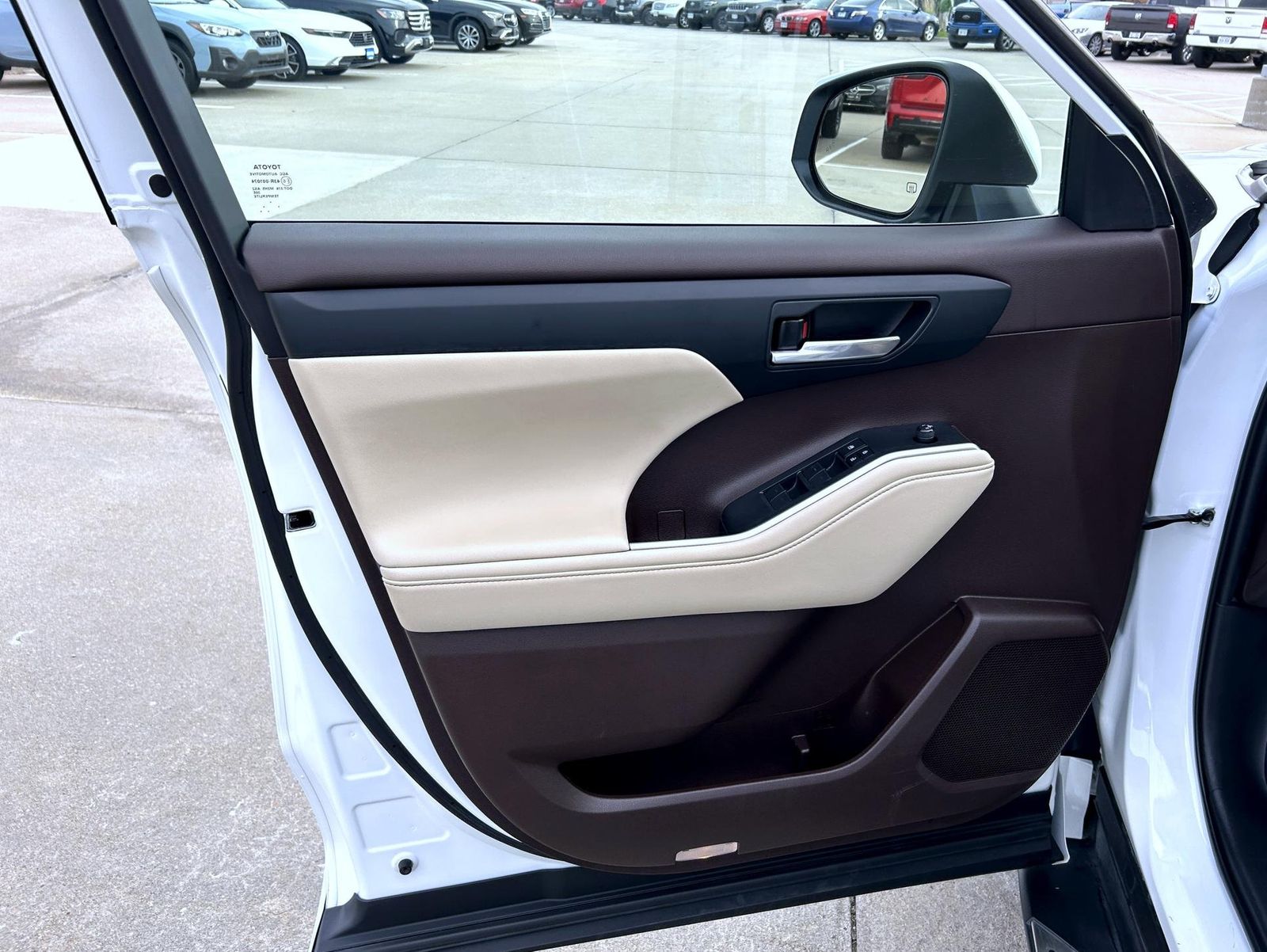 2022 Toyota Highlander Hybrid XLE photo 9