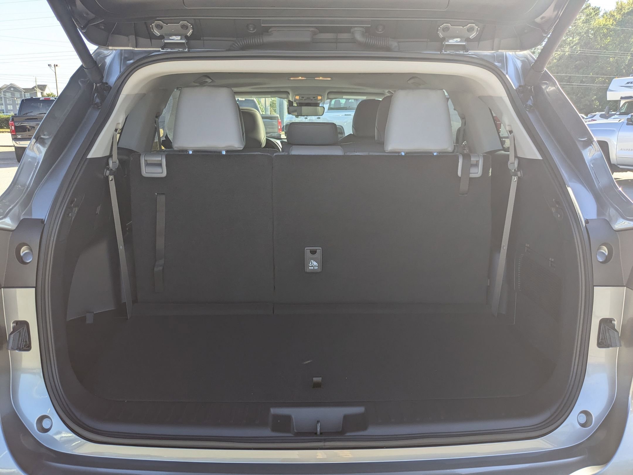 2025 Toyota Highlander XLE photo 28
