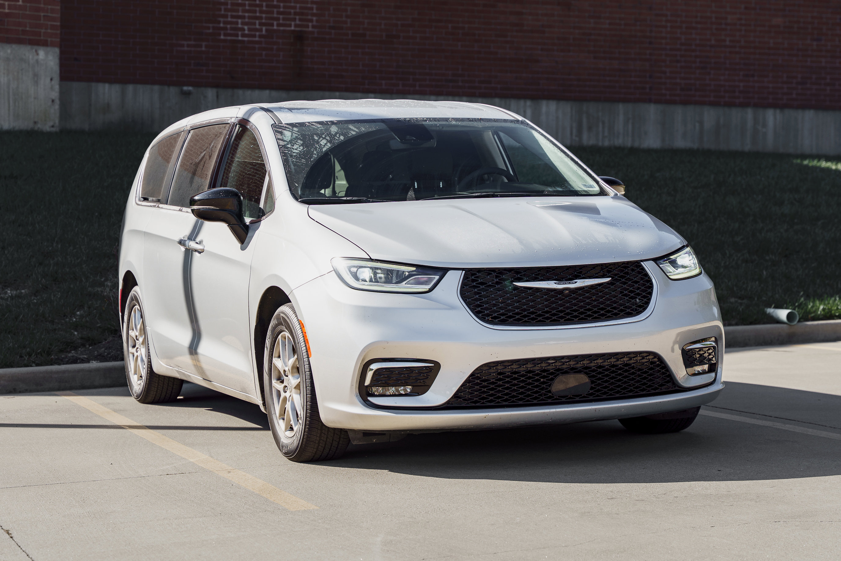 2024 Chrysler Pacifica Touring L photo 2