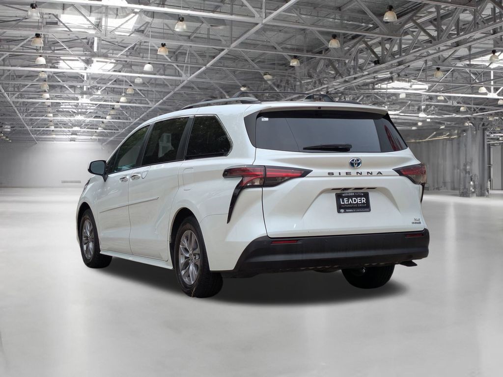 2022 Toyota Sienna XLE photo 5