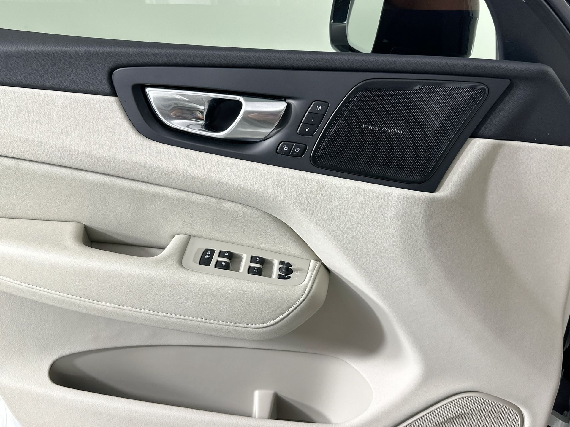 2025 Volvo XC60 B5 Plus photo 18