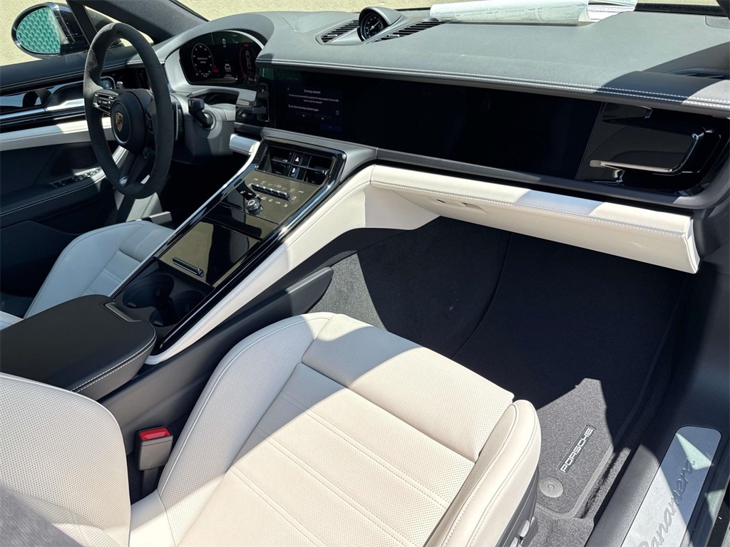 2025 Porsche Panamera 4 photo 19