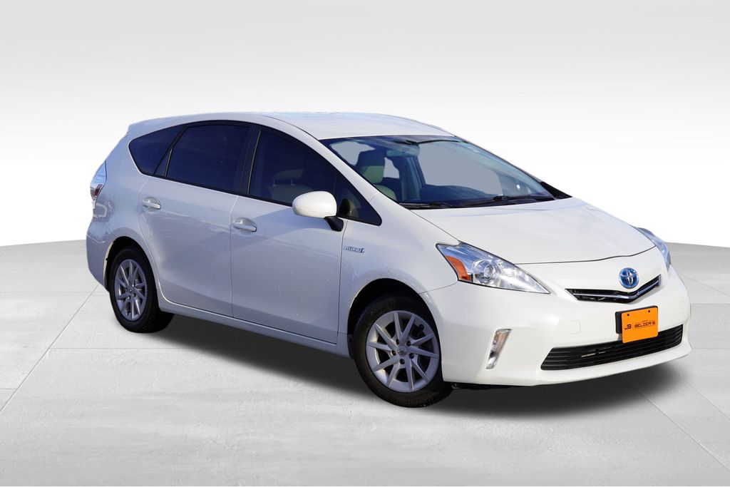 2013 Toyota Prius v Five's photo