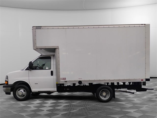 2024 Chevrolet Express Cutaway 3500 photo 2