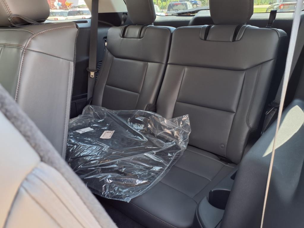 2025 Ford Explorer photo 16