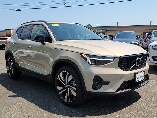 2025 Volvo XC40 AWD Plus photo 2