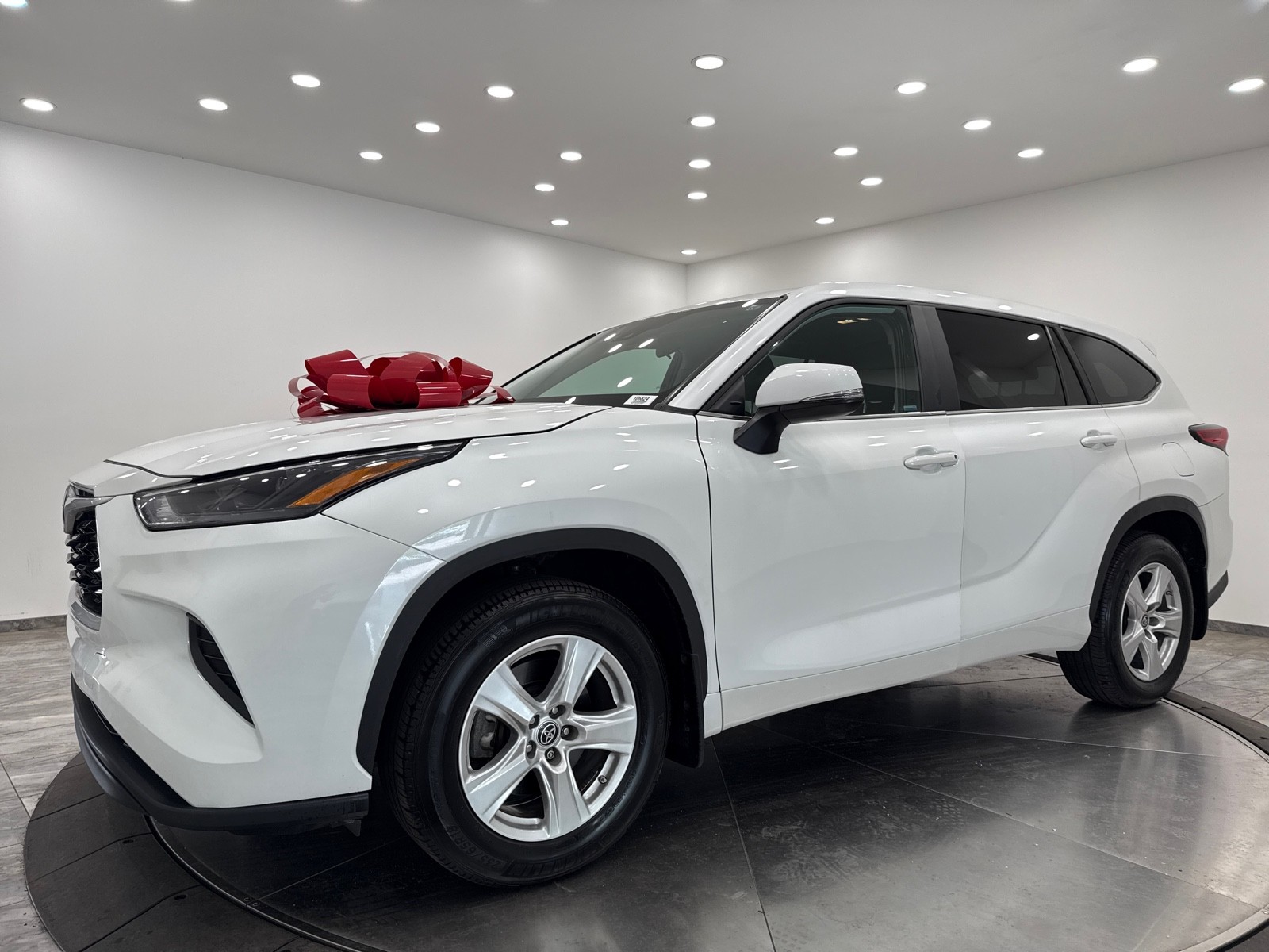 2023 Toyota Highlander L photo 3