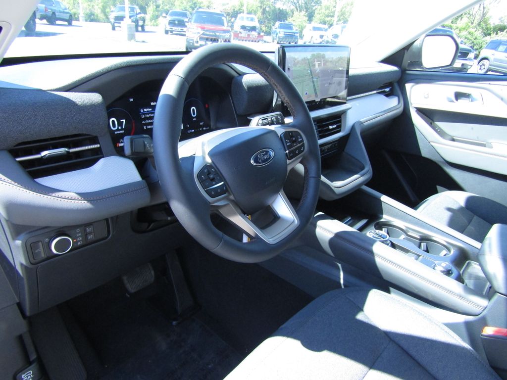 2025 Ford Explorer photo 5