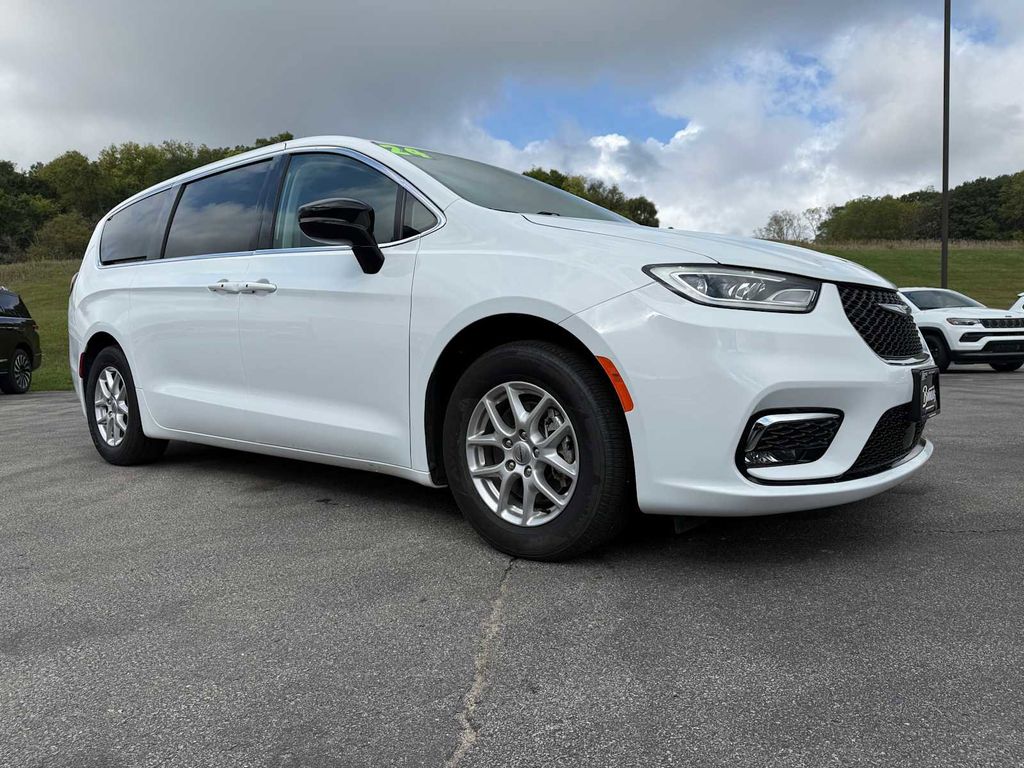 2024 Chrysler Pacifica Touring L photo 3