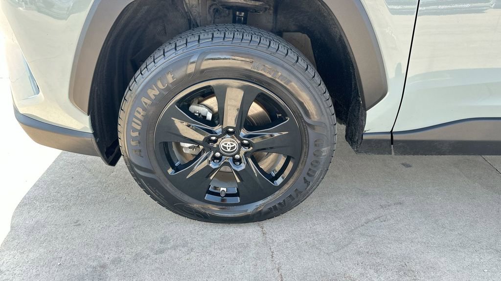 2021 Toyota RAV4 Hybrid XLE photo 31